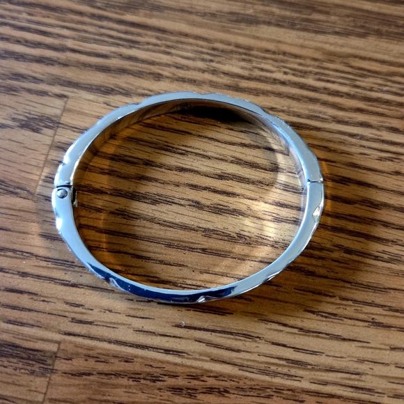 BRIGHTON "Footprints" Silver Hammered Hinged Bangle Bracelet JEWELRY TO LIVE IN - Picture 6 of 12